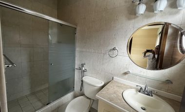 Casa en Camino de Cruces de 2 niveles con amplio jardin