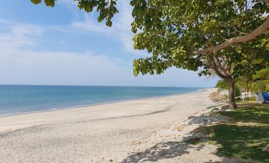 Espectacular vista al mar y frente a las piscinas y la playa, en Bijao.
