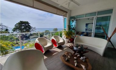 Espectacular vista al mar y frente a las piscinas y la playa, en Bijao.