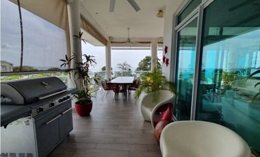 Espectacular vista al mar y frente a las piscinas y la playa, en Bijao.