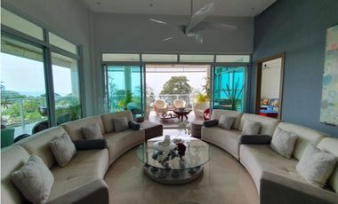 Espectacular vista al mar y frente a las piscinas y la playa, en Bijao.