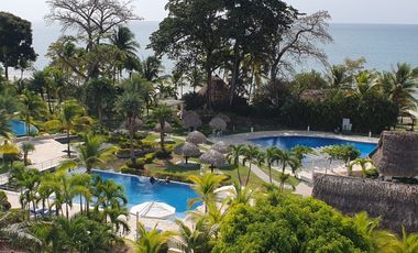 Espectacular vista al mar y frente a las piscinas y la playa, en Bijao.