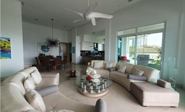 Espectacular vista al mar y frente a las piscinas y la playa, en Bijao.