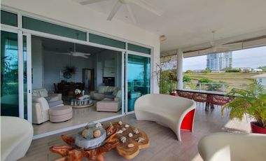 Espectacular vista al mar y frente a las piscinas y la playa, en Bijao.