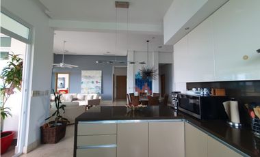 Espectacular vista al mar y frente a las piscinas y la playa, en Bijao.