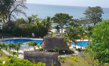 Espectacular vista al mar y frente a las piscinas y la playa, en Bijao.