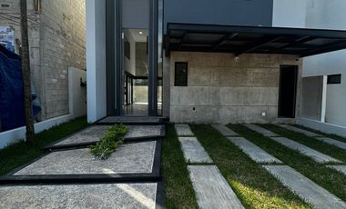 CASA EN VENTA VIA CUMBRES 237m2 DE TERRENO y 257.50m2 DE CONSTRUCCION