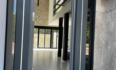 CASA EN VENTA VIA CUMBRES 237m2 DE TERRENO y 257.50m2 DE CONSTRUCCION