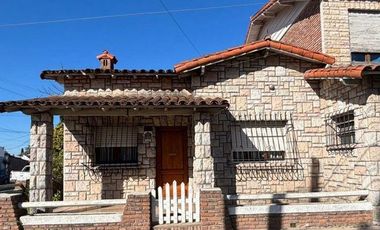 se alquila casa en Avenida General José de San Martín esquina Güiraldes