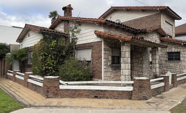 se alquila casa en Avenida General José de San Martín esquina Güiraldes