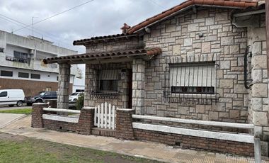 se alquila casa en Avenida General José de San Martín esquina Güiraldes