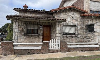 se alquila casa en Avenida General José de San Martín esquina Güiraldes