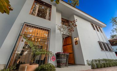 Casa en venta de Lujo Bugambilias zona Sur
