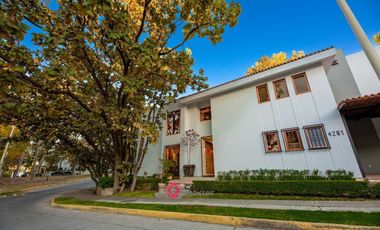 Casa en venta de Lujo Bugambilias zona Sur
