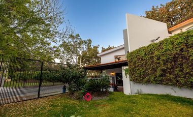 Casa en venta de Lujo Bugambilias zona Sur