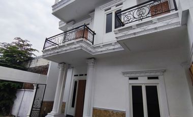 Di jual rumah solo kolam renang sumber manahan colomadu