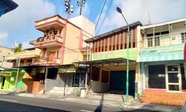 Ruang Usaha strategis SAGAN Jogja 2 Ruko, kost 23 kamar Lt 506 m² SHM