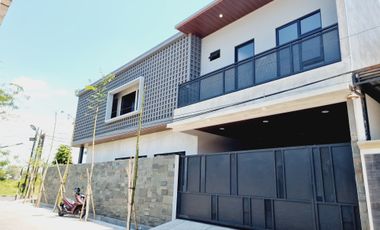 Rumah Baru 2 Lt Design Industrial Ada Private Pool Solo Kota