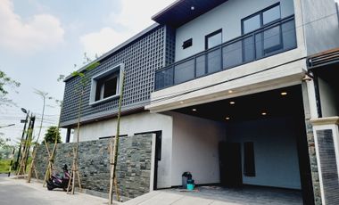 Rumah Baru 2 Lt Design Industrial Ada Private Pool Solo Kota