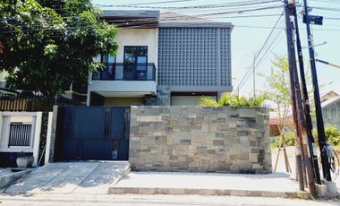 Rumah Baru 2 Lt Design Industrial Ada Private Pool Solo Kota