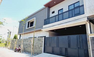 Rumah Baru 2 Lt Design Industrial Ada Private Pool Solo Kota