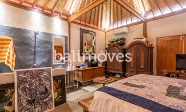 Villa Klasik Baru Dua Lantai dengan Dua Kamar Tidur di Sanur