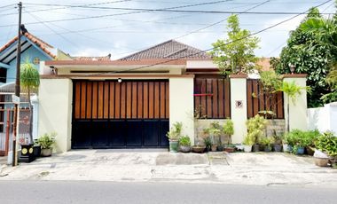 Rumah Mewah 389m² Tepi Jalan Utama Di Banjarsari Solo