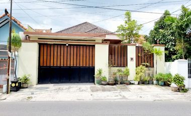 Rumah Mewah 389m² Tepi Jalan Utama Di Banjarsari Solo