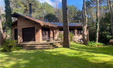 CASA EN VENTA EN CARILO - CALLE PERDIZ Y CEDRO