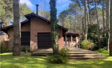 CASA EN VENTA EN CARILO - CALLE PERDIZ Y CEDRO