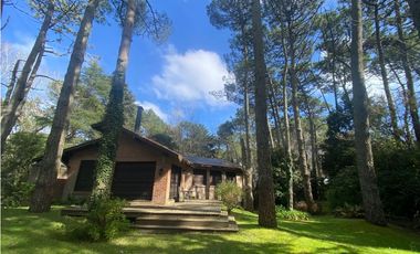 CASA EN VENTA EN CARILO - CALLE PERDIZ Y CEDRO
