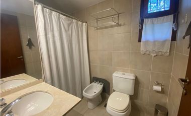 CASA EN VENTA EN CARILO - CALLE PERDIZ Y CEDRO