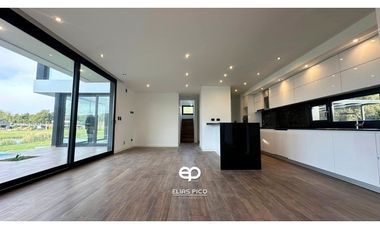 VENTA Casa A ESTRENAR 5 amb con piscina - Barrio Privado Rumencó Joven