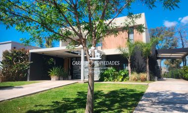 Espectacular Casa en venta, Barrio Santa Elena en Pilar del Este.