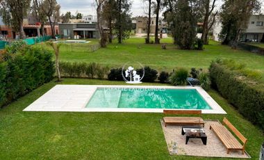 Espectacular Casa en venta, Barrio Santa Elena en Pilar del Este.