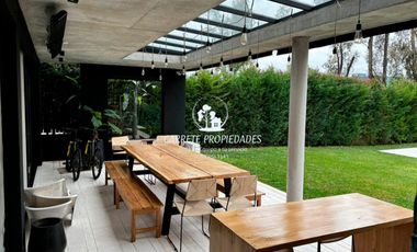 Espectacular Casa en venta, Barrio Santa Elena en Pilar del Este.