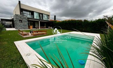 Espectacular Casa en venta, Barrio Santa Elena en Pilar del Este.