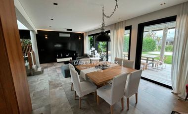 Espectacular Casa en venta, Barrio Santa Elena en Pilar del Este.
