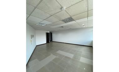 OFICINA COMERCIAL EN ARRIENDO  CENTRO EMPRESARIAL CHIPICHAPE