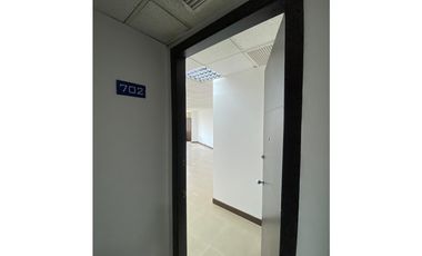 OFICINA COMERCIAL EN ARRIENDO  CENTRO EMPRESARIAL CHIPICHAPE