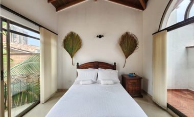 IMPONENTE CASA EN SABANETA CON BALCONES EN SU INTERIOR
