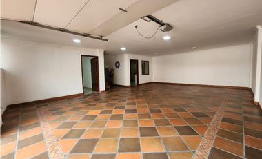 IMPONENTE CASA EN SABANETA CON BALCONES EN SU INTERIOR