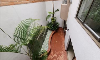 IMPONENTE CASA EN SABANETA CON BALCONES EN SU INTERIOR