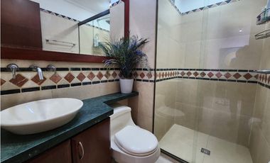 IMPONENTE CASA EN SABANETA CON BALCONES EN SU INTERIOR