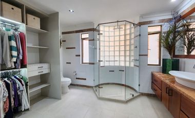 IMPONENTE CASA EN SABANETA CON BALCONES EN SU INTERIOR