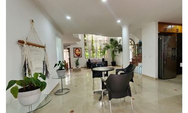 IMPONENTE CASA EN SABANETA CON BALCONES EN SU INTERIOR