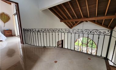 IMPONENTE CASA EN SABANETA CON BALCONES EN SU INTERIOR