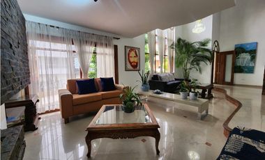 IMPONENTE CASA EN SABANETA CON BALCONES EN SU INTERIOR