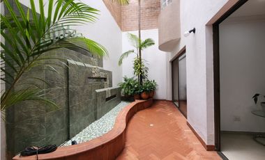 IMPONENTE CASA EN SABANETA CON BALCONES EN SU INTERIOR