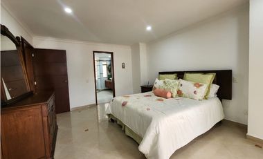IMPONENTE CASA EN SABANETA CON BALCONES EN SU INTERIOR
